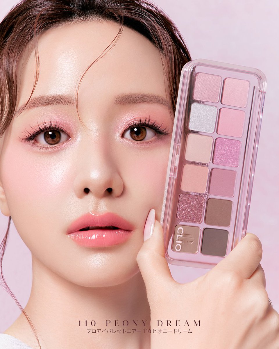 cliojapan's tweet image. 森香澄さん(@mori_kasumi_ ) x 110号ピオニードリーム💗🪽

クール＆モーブカラーの組み合わせで
『愛らしピンク』のアイメイクが完成✨

うっとりツヤ感をプラスするシマー＆グリッターが
普段のメイクに透明感まで演出…🌸

-
#CLIO #クリオ #森香澄 #韓国コスメ #新作コスメ #おすすめコスメ…