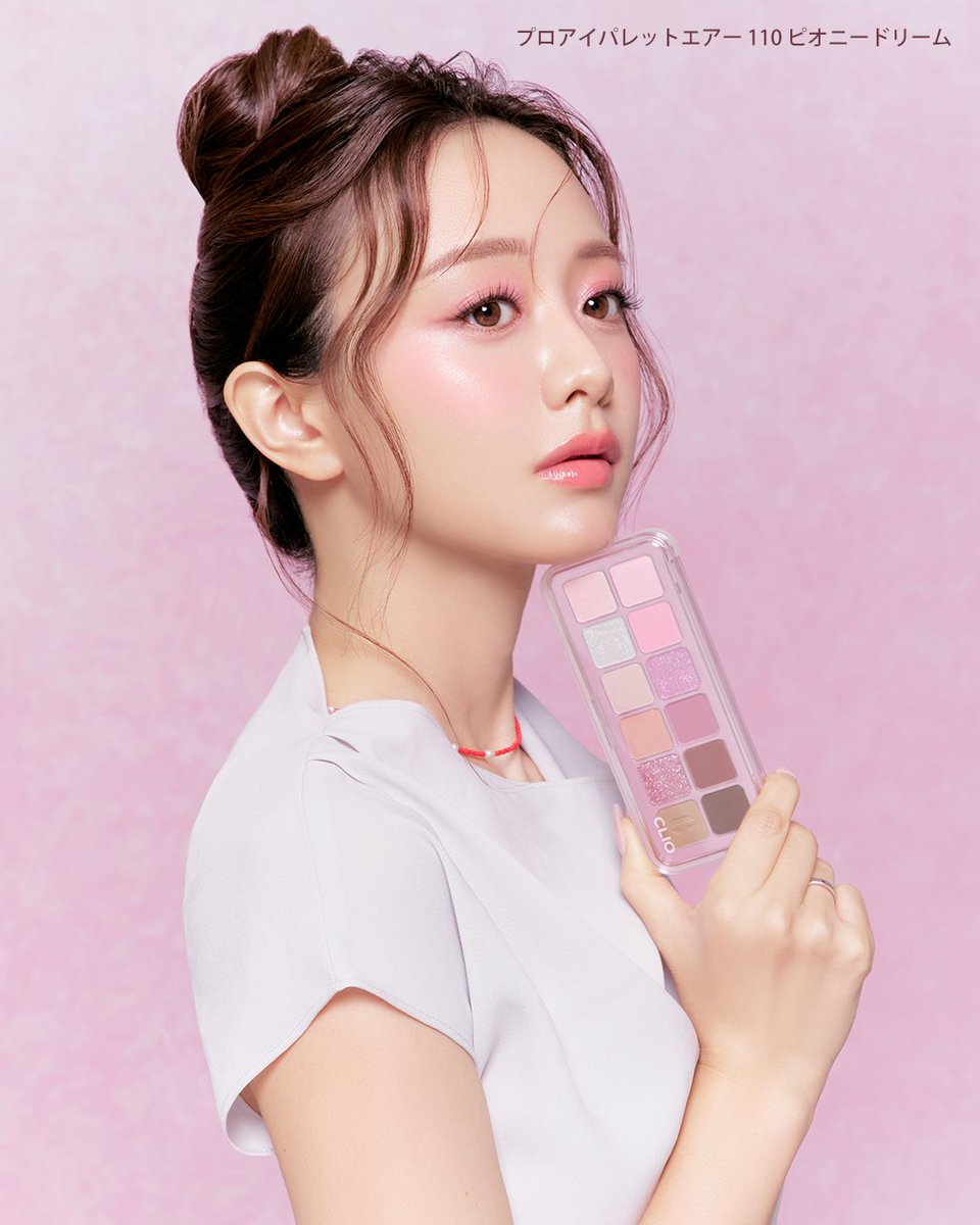 cliojapan's tweet image. 森香澄さん(@mori_kasumi_ ) x 110号ピオニードリーム💗🪽

クール＆モーブカラーの組み合わせで
『愛らしピンク』のアイメイクが完成✨

うっとりツヤ感をプラスするシマー＆グリッターが
普段のメイクに透明感まで演出…🌸

-
#CLIO #クリオ #森香澄 #韓国コスメ #新作コスメ #おすすめコスメ…
