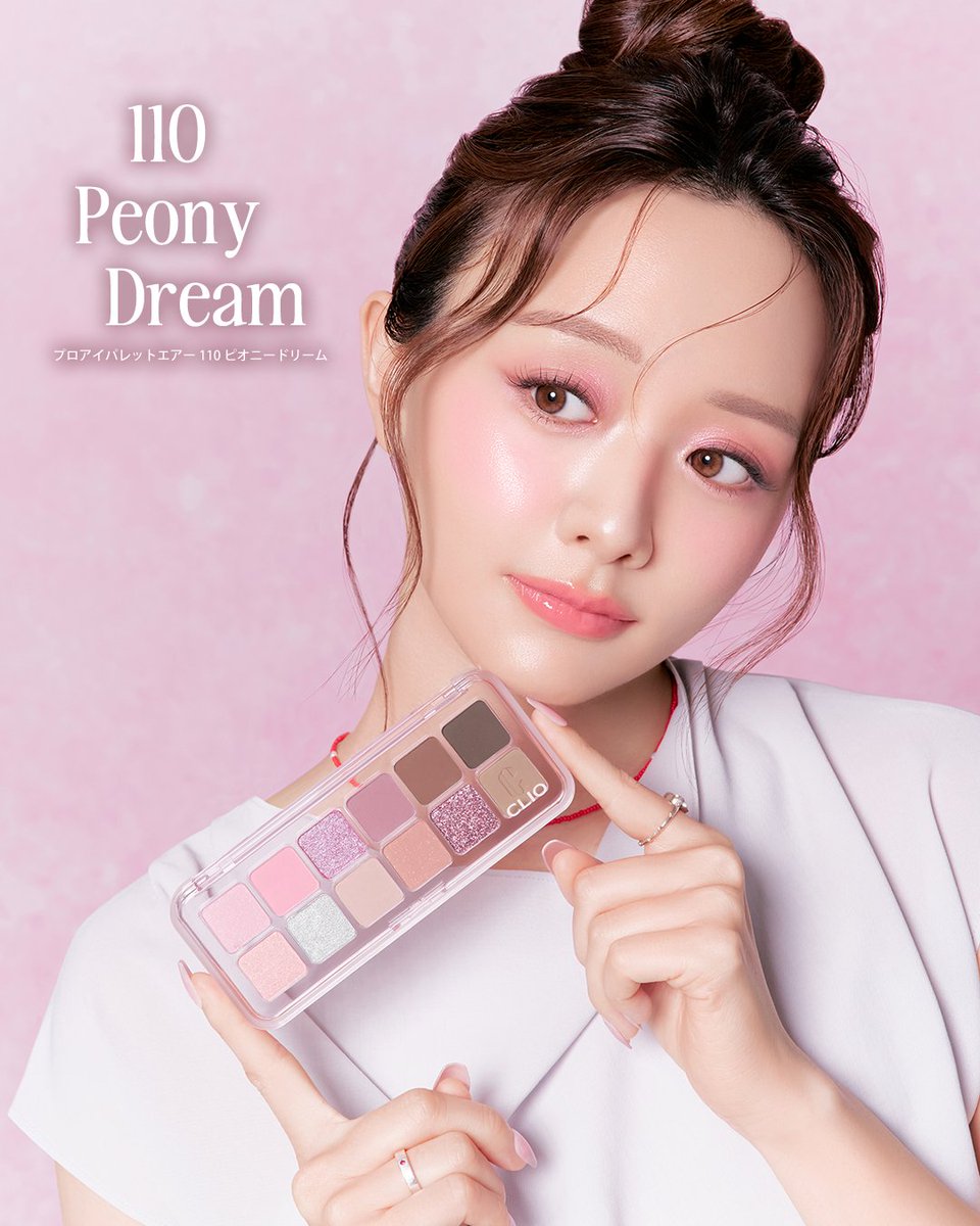 cliojapan's tweet image. 森香澄さん(@mori_kasumi_ ) x 110号ピオニードリーム💗🪽

クール＆モーブカラーの組み合わせで
『愛らしピンク』のアイメイクが完成✨

うっとりツヤ感をプラスするシマー＆グリッターが
普段のメイクに透明感まで演出…🌸

-
#CLIO #クリオ #森香澄 #韓国コスメ #新作コスメ #おすすめコスメ…