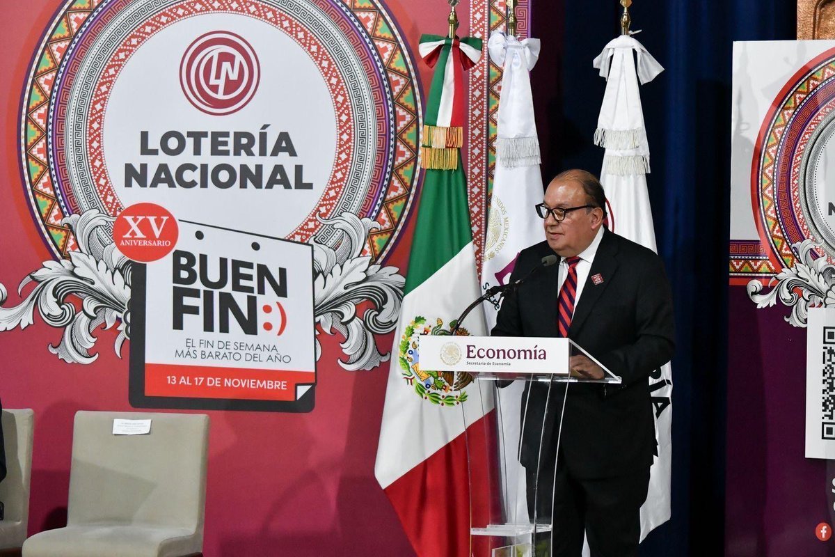 OliviaSalomonV's tweet image. Porque “El #BuenFin” no es solo de las grandes cadenas ni de los grandes centros comerciales, es también de las manos que tejen rebozos, que moldean barro, que destilan mezcal, que cosechan café y que transforman materias primas en identidad nacional, de las #Pymes, de quienes…