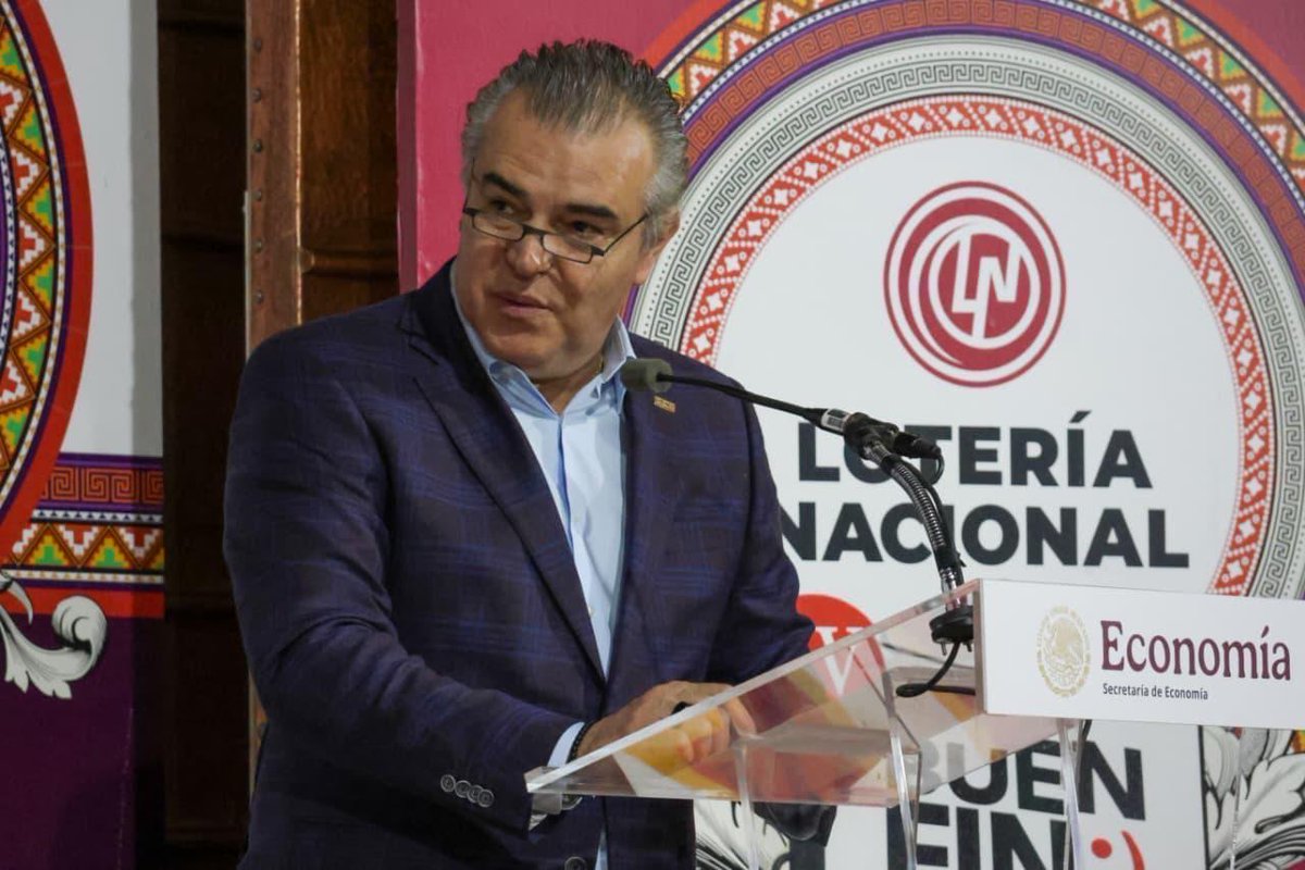 OliviaSalomonV's tweet image. Porque “El #BuenFin” no es solo de las grandes cadenas ni de los grandes centros comerciales, es también de las manos que tejen rebozos, que moldean barro, que destilan mezcal, que cosechan café y que transforman materias primas en identidad nacional, de las #Pymes, de quienes…