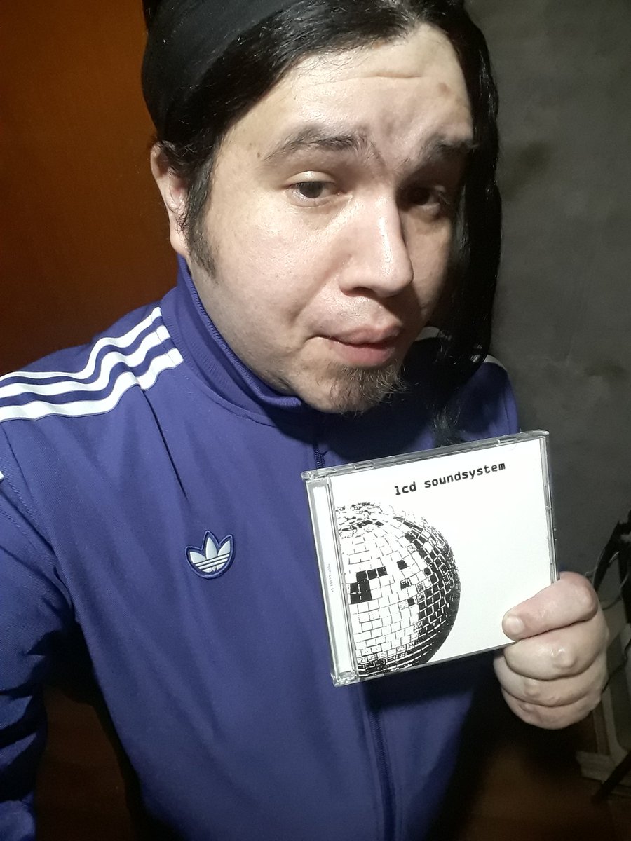 F3eelipe's tweet image. Discos que cumplen 20 años: el disco homónimo debut de LCD Soundsystem, lanzado el 24 de enero de 2005 por el sello discográfico Capitol Records. El álbum fue nominado a los Grammys por Best Electronic/Dance Album. #LCDSoundsystem #JamesMurphy #ElectronicMusic #2000s #CDs 💿