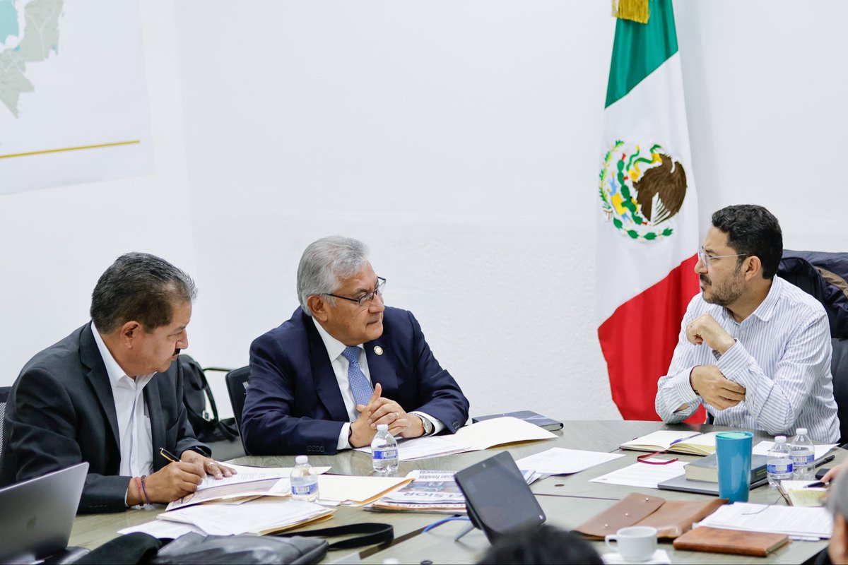 Me reuni con el senador <a href="/AlfonsoCepedaMx/">Alfonso Cepeda Salas</a> y el profesor <a href="/gusmym/">Gustavo Michua</a> con el objetivo de atender necesidades de salud y vivienda de maestras y maestros afectados por las lluvias torrenciales en los cinco estados afectados.