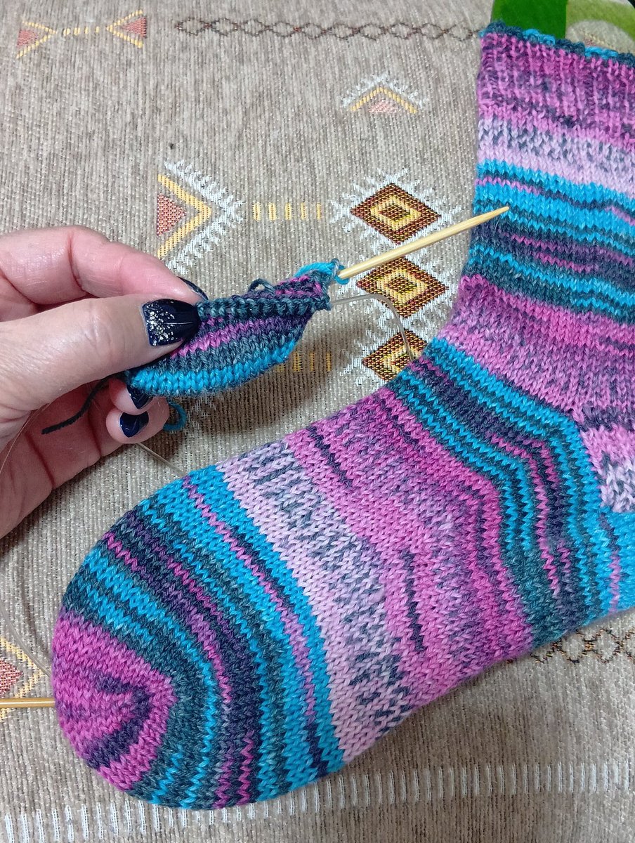 musashimam's tweet photo. もう片方。
昨日はネイル行ってきたよ💕
#KnitSocks
#オパール毛糸
#ネイルサロン https://t.co/wiM0lsC2rE