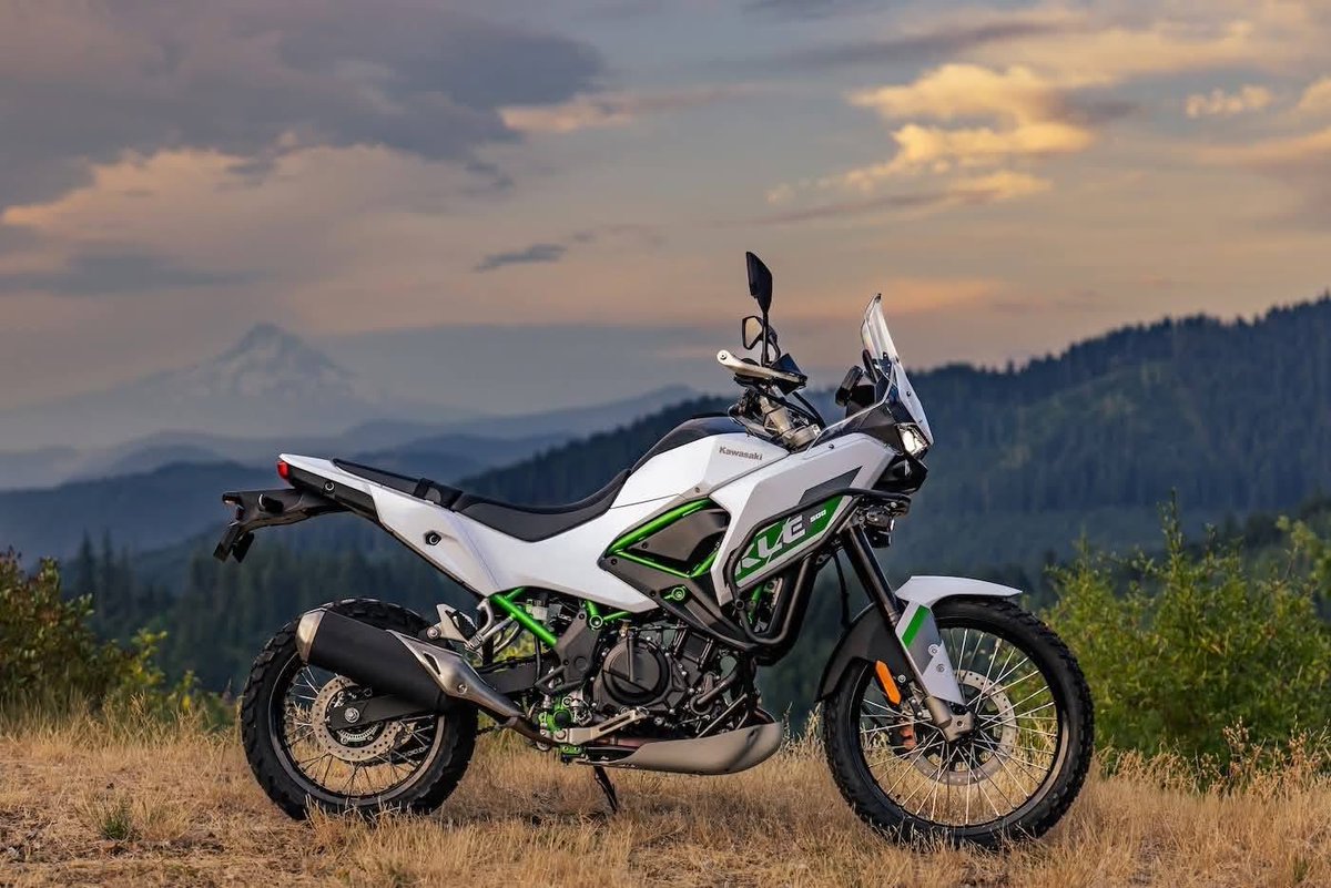 lalospeedr's tweet photo. Kawasaki da la última novedad para el segmento de las Trail ligeras con una propuesta que nadie se esperaba, se trata de la nueva #kle500 y en efecto, propone una trail con aires de Rally y motor bicilíndrico en paralelo. Pronto más info
#motorcycle 
#Kawasaki 
#trail 
#motos https://t.co/6ZcwLxd7JN