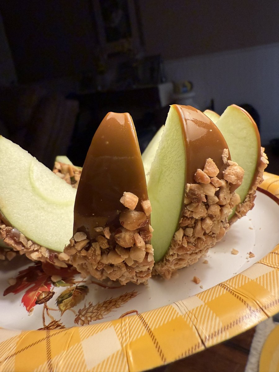 Iteach2ndgrade1's tweet image. Fair food for the win!! 🥰🎡 #NorthCarolina #foodie