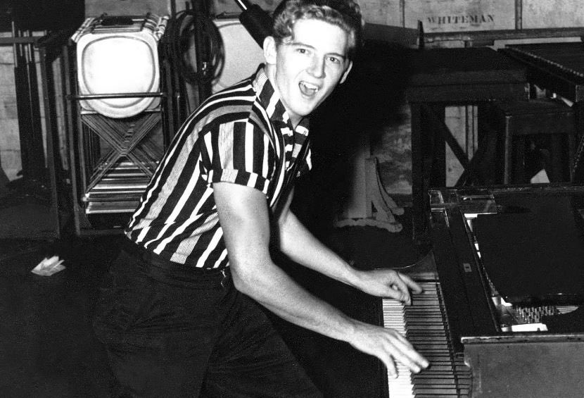 #AlmanaccoRock by <a href="/FabioLisci/"> Fabiö Lisci </a>
#OnThisDay #JerryLeeLewis 
28 ottobre 2022 – Muore Jerry Lee Lewis

“The Killer” se ne va a 87 anni, ultimo superstite dell’epoca d’oro del rock’n’roll. Pianista incendiario, voce selvaggia e vita fuori controllo, Jerry Lee Lewis fu uno dei primi a