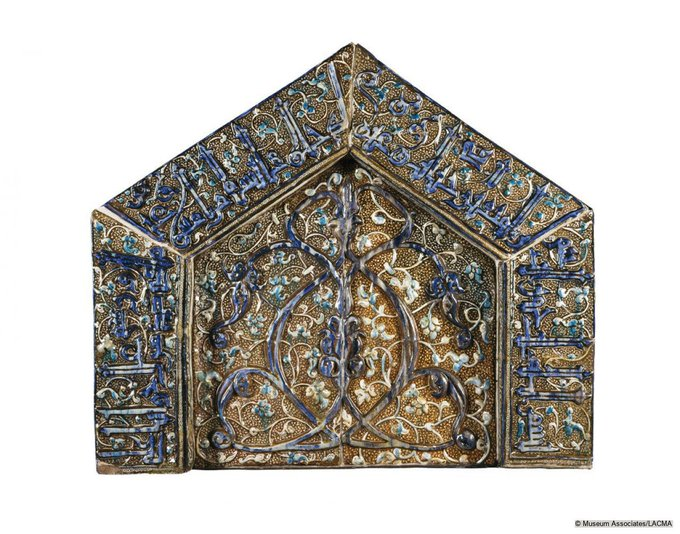 This mihrab from Kashan, likely part of a funerary monument, features a Qur'anic inscription and dates to the 14th century. | bit.ly/3FfqCVx