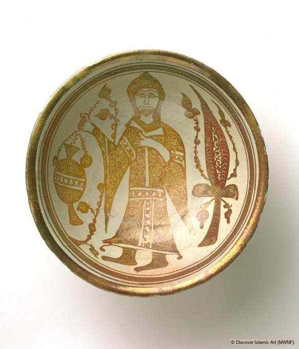 This Fatimid-era bowl features a Coptic priest and an ankh-like motif, with the word "Sa'd" inscribed in reverse in kufic script. | bit.ly/3FfqCVx