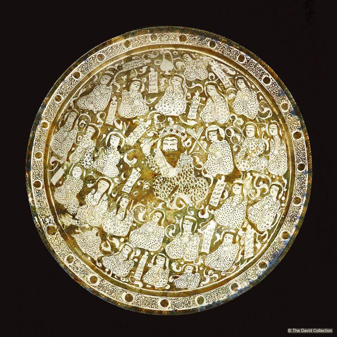 This Seljuq-era fritware from Kashan depicts a scene from Layla and Majnun, with 24 pupils around a teacher, painted in luster. | bit.ly/3FfqCVx