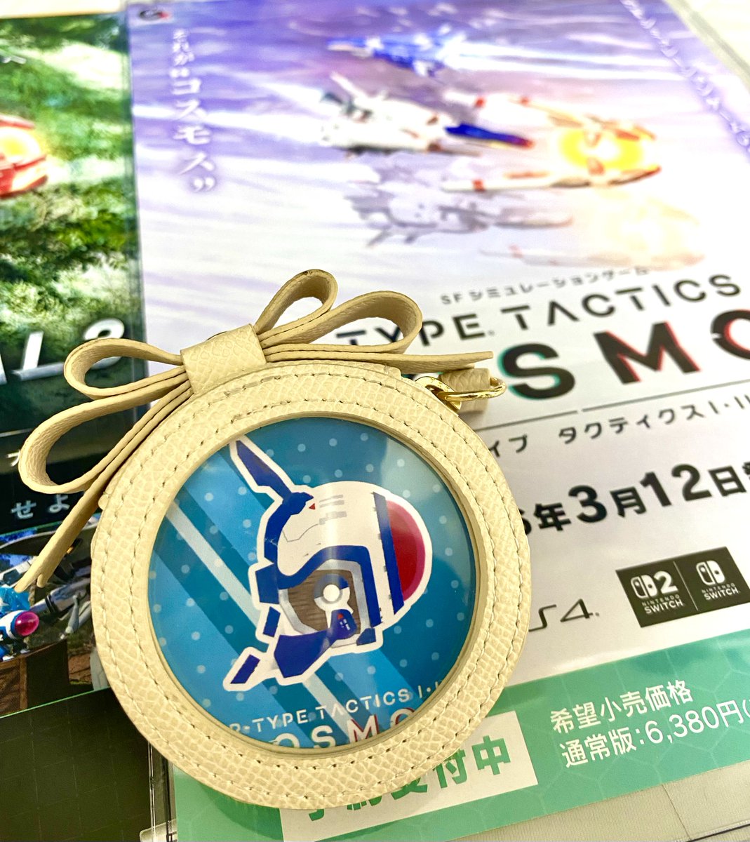 kulenoa's tweet photo. こちらのR-TYPE TACTICS Ⅰ・Ⅱ COSMOSのキャンペーン応募させていただいて当選しました！
POWアーマーの缶バッジ可愛くて本当に嬉しすぎます💕
缶バケースに捕獲できたので連れ歩きます
最終調整の段階とのことでワクワクしながら発売日を待っております…！
応援してます、頑張ってください！！ https://t.co/ARYKHxmJ7E