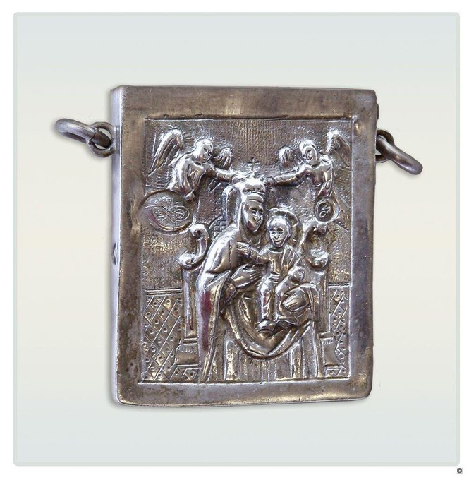 Worn for personal protection, this reliquary depicts the Virgin and Child, flanked by angels, showing the dual function of adornment and spiritual defense. | bit.ly/3GXpmaI