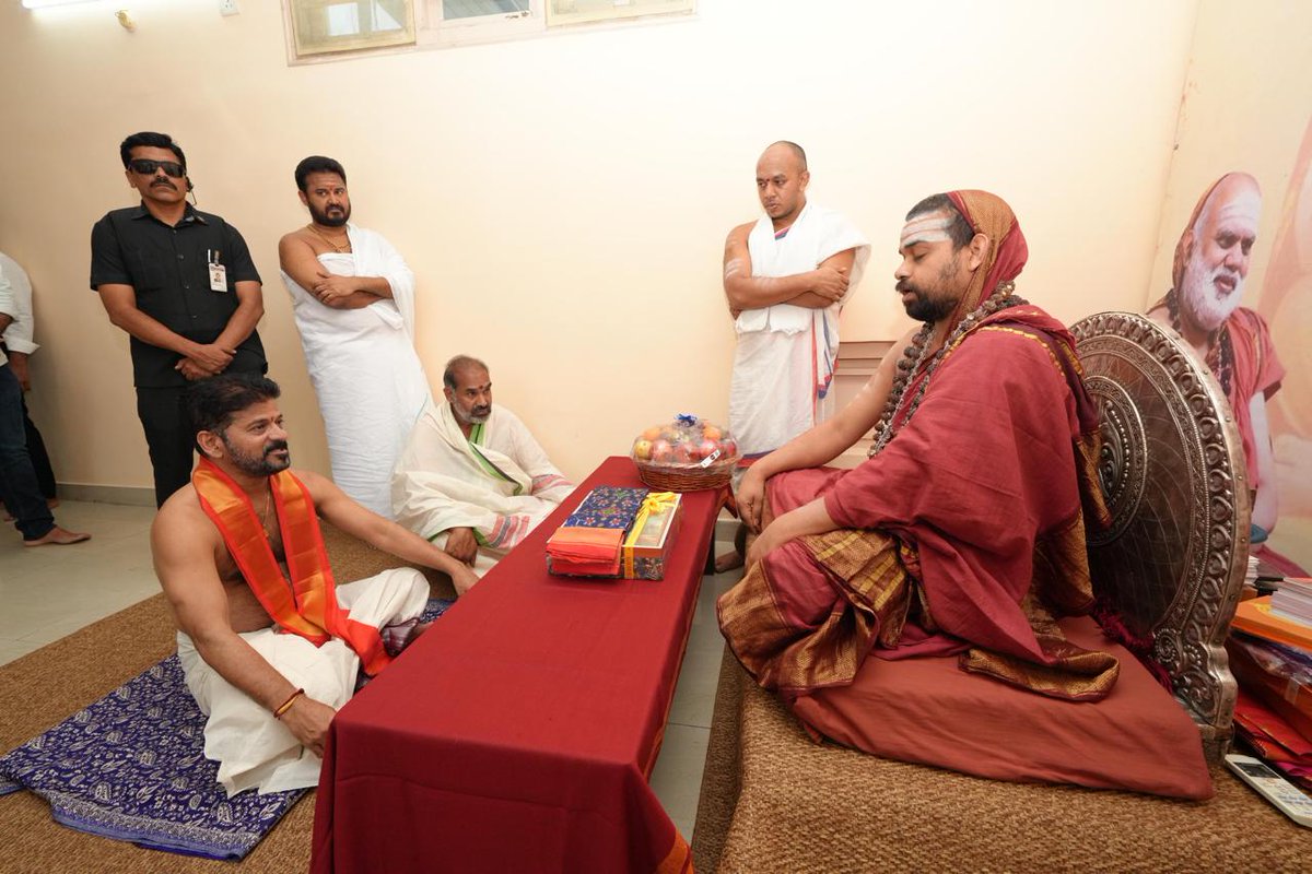 revanth_anumula's tweet image. “ధర్మ విజయ యాత్ర” లో భాగంగా హైదరాబాద్ కు విచ్చేసిన శృంగేరి జగద్గురువులు శ్రీశ్రీశ్రీ విధుశేఖర భారతీస్వామి వారిని  హైదరాబాద్ నల్లకుంట శంకర మఠంలో సందర్శించాను. 
ఈ సందర్భంగా వేములవాడ ఆలయ అభివృద్ధి వివరాలను భారతీస్వామివారికి వివరించాను.
#VemulawadaTemple