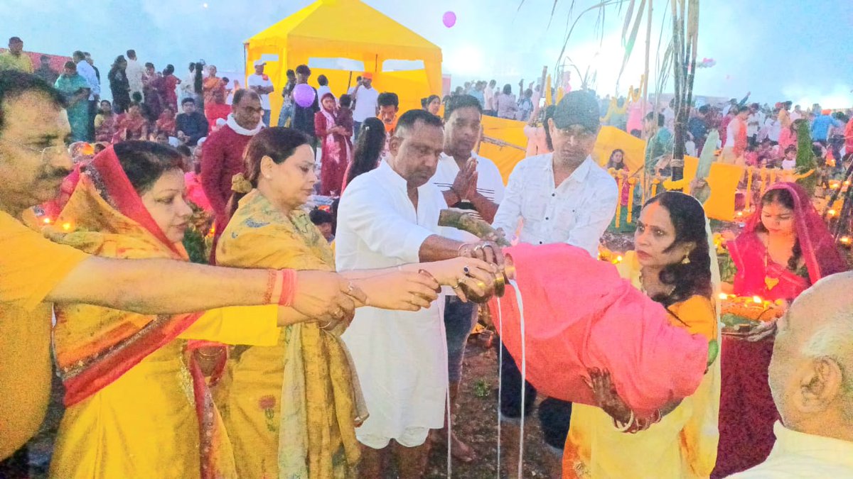 छठ पर्व हमें सिखाता हैं कि जो अस्त होता हैं तो उसका उदय निश्चित हैं और जो उदय होता हैं वो अस्त होगा!

आस्था,अनुशासन,परंपरा,शुद्धता और पवित्रता के साथ लोकआस्था का महापर्व छठ संपन्न हुआ,आज सपरिवार और साथियों के साथ सोनारी स्थित दोमुहानी घठ घाट पर उदयगामी सूर्य को अर्घ्य दिया!