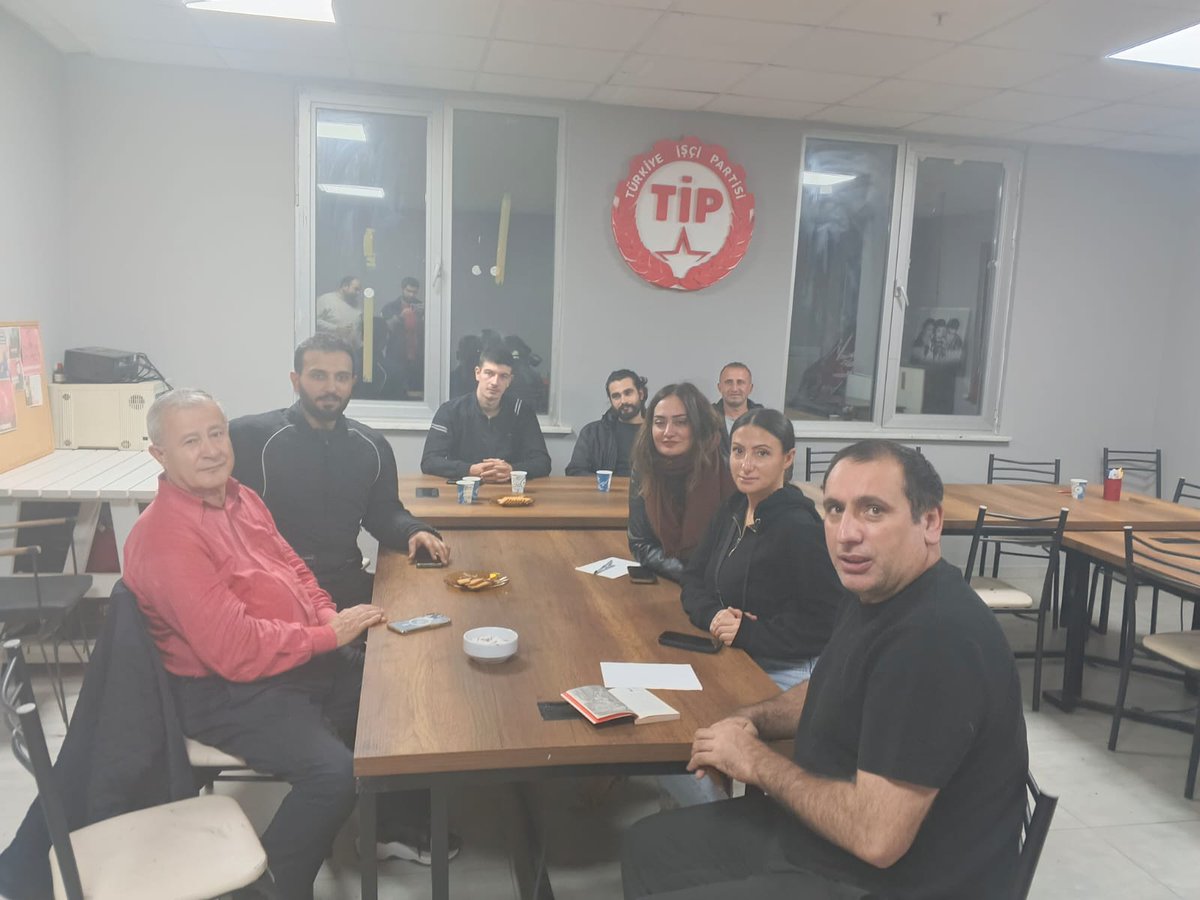 TipEsenyurt's tweet image. İlçe örgütümüzde,
insanca çalışma koşulları ve ekmekleri için direnişte olan Yemeksepeti kuryelerinin temsilcileriyle bir araya geldik.
Önümüzdeki süreçte direnişi büyütmek için yol haritamızı belirledik.

YEMEKSEPETİ KURYESİNE EKMEK YOKSA, PATRONLARA HUZUR YOK!