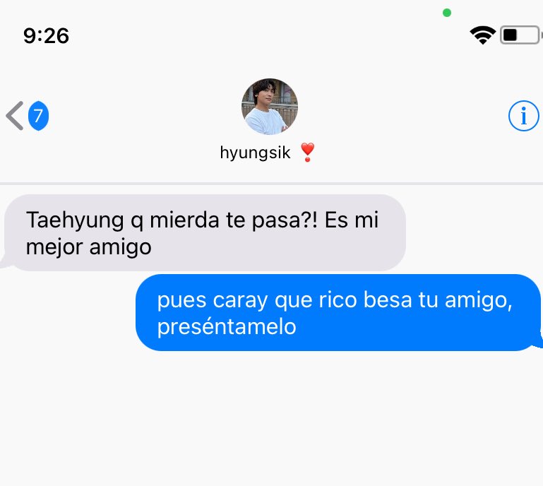ygminvk's tweet photo. #kooktaeau 💋kiss cam

la gran cámara apunta a th y su novio, pero el tipo se niega a hacerlo frente a la pantalla. 

jk, desde atrás; se levanta sin pensar y lo besa él, frente a todos. https://t.co/3n5WoFNgYo