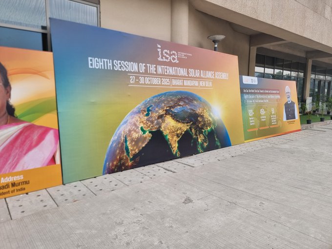 Socialpost_Ente's tweet photo. Global unity shines bright as President Murmu celebrates PM Modi's solar diplomacy at ISA! ๐
#PresidentMurmuAtISA #PMModi #InternationalSolarAlliance #NewDelhi #SolarEnergy #CleanEnergy #Sustainability #socialposttv #socialpostentertainment https://t.co/kT0CRcLv01