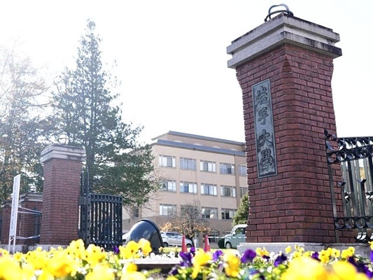 livedoornews's tweet photo. 【通報】岩手大学構内で「クマ目撃」午後から全学部で臨時休講
https://t.co/vXtg67B718

警察が現場に駆けつけ、警戒にあたっているが、午後2時現在、発見には至ってない。けが人はいないという。学生がクマを目撃したのは同大の「国際交流会館」近くで、雑木林が隣接している。 https://t.co/4ZfXPIWL2W