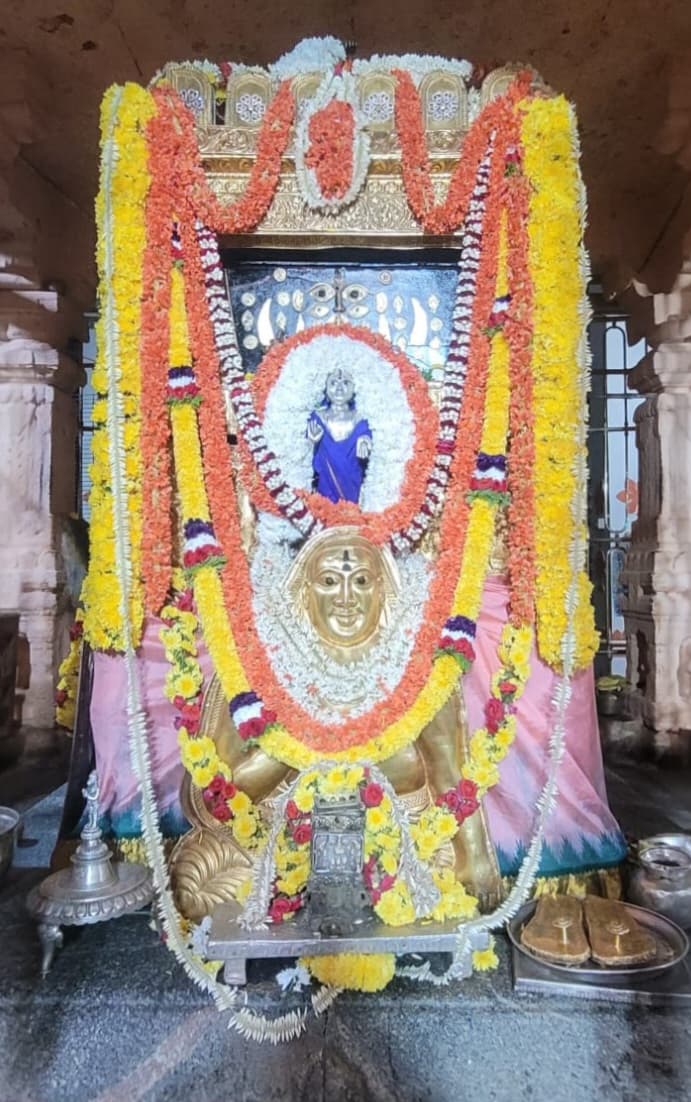 Jaggesh2's tweet image. ಇಂದಿನ ರಾಯರ ಬೃಂದಾವನ ಅಲಂಕಾರ ದರ್ಶನ 🙏