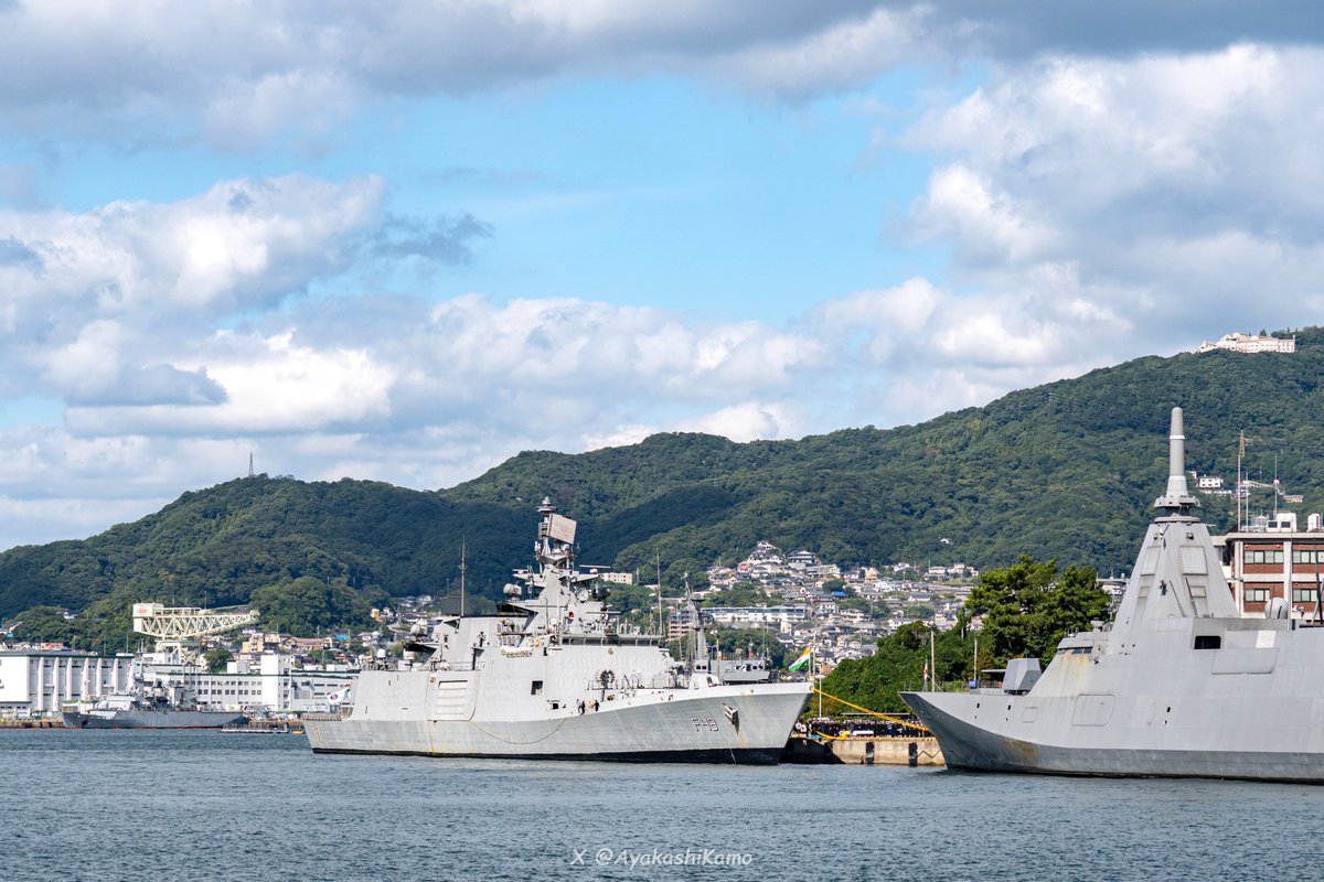 今朝の佐世保港⚓️
左から順にフランス、インド、日本の艦船を1枚に収めた豪華な写真が撮れますよ！

🇯🇵【#みくま (JS Mikuma, FFM-4)】
🇮🇳【#サヒャディ (INS Sahyadri, F49)】
🇫🇷【#プレリアル (MN Prairial, F731)】2025/10/28📸
