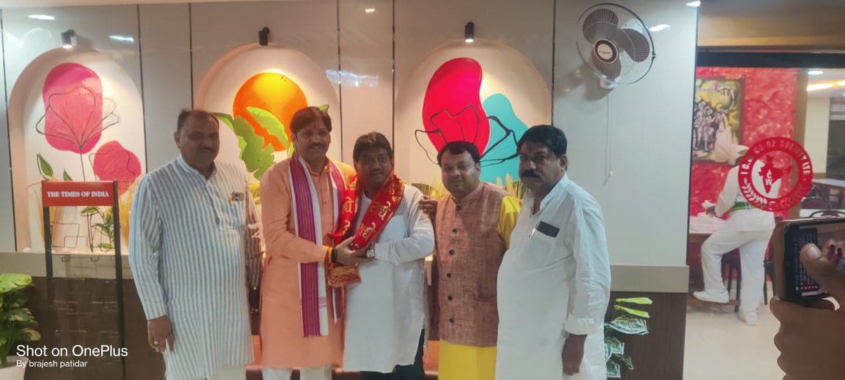 आज भोपाल में नवनिर्वाचित प्रदेश महामंत्री आदरणीय डॉक्टर सुमेर सिंह सोलंकी जी ने गमछा डालकर स्वागत किया ।।
उनके प्यार व स्नेह के लिए बहुत-बहुत आभार धन्यवाद 
<a href="/DrSumerSolanki1/">Dr. Sumer Singh Solanki</a> 
<a href="/BJP4MP/">BJP Madhya Pradesh</a>