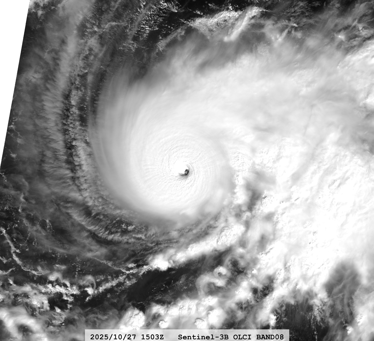 zeb199818's tweet photo. #13L Hurricane #MELISSA
Satellite: #Sentinel3A #SLSTR #OLCI
Channel :
#SLSTR S8 (10.854 µm) 1-km
#OLCI S8 (0.665 µm) 300-m
Time : 2025/10/27 1503Z
Eye Temp : 25.33 °C
Data Source : Copernicus L1B
CPA : ~500 km https://t.co/Q1RvFSXOfI