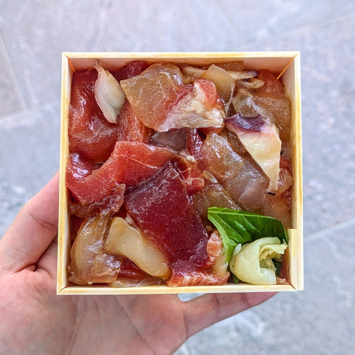 麻布台ヒルズで幻といわれている海鮮丼、やま幸の「あるときだけのまかない丼」をやっと買えた〜。美味しかった〜。うらやましかろ〜。