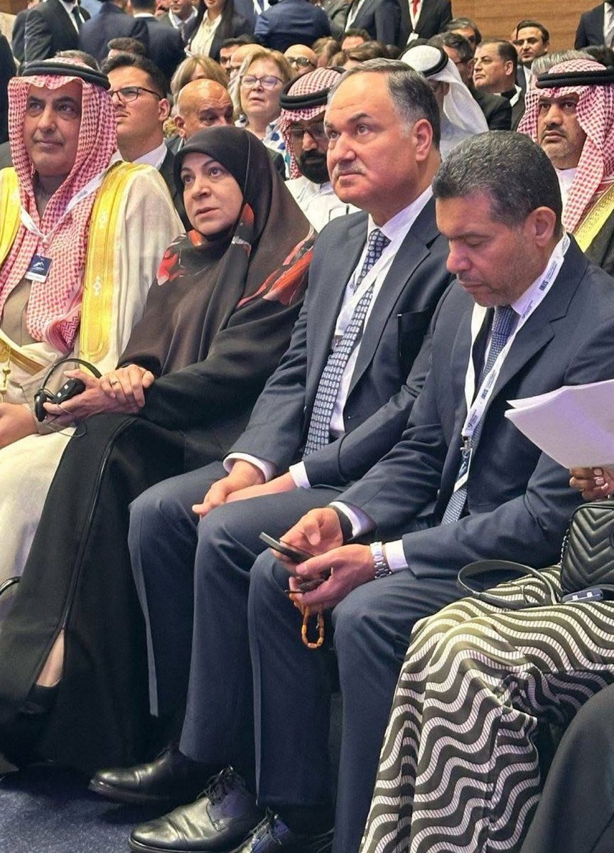 UMU_VVV's tweet image. #ندم 
حاول أيا كنت لا تبقى بالعراق 
حاول لا تحلم بالعراق بأي شي 
حاول تهاجر حتى لو تعيش  بحاوية 
نفايات إني متأكد راح تكون جنة 
العراق لا يصلح للعيش ببساطة أرض 
كلها نفاق وكذب وغش وفساد إداري 
وقهر للضعفاء وسحق للفقراء هي أرض 
ملعونة بالدم والنار  💔  .