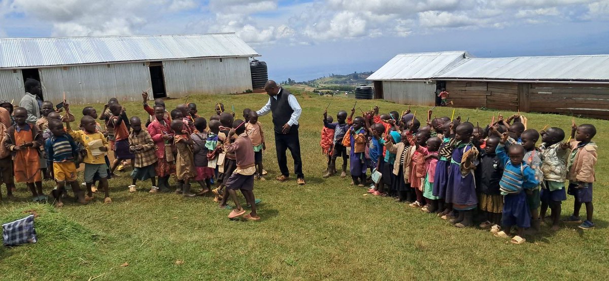We've been able to ignite Communities like Yatui who've shown the true spirit of community giving.
Parents &amp; well wishers coming together to educate children without government support.
They’ve built classrooms,bought books &amp; supported teachers from their own pockets.
#Give4Good