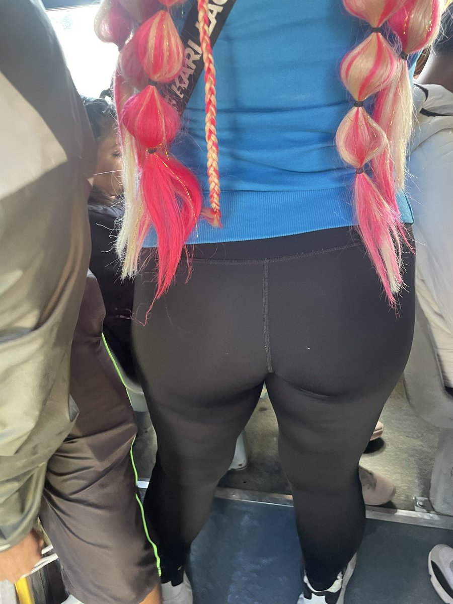 SantiOrn1's tweet photo. @leggingslandia para empezar con un rico deleite, este culito acompañado de unos rico jamones.

Para tenerla en 4 y jalarla de las trenzas 

A este si se le pudo agarrar un poco

#Quericoculo #culonasincreíbles #CulosPreñables #matameasentones https://t.co/xjmR0xuf05