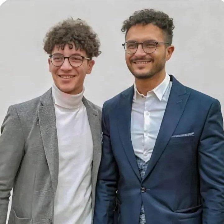 تخيل رئيس الجمهورية ووزير الخارجية من الشباب، يتحدثان أكثر من لغة بطلاقة، يؤمنان بالحرية والانفتاح على العالم، ويحملان رؤية  للمستقبل تبنى على الكرامة والعدالة، لا على الخوف والقيود.
قلوبهما صلبة كالجبال، لا تنكسر أمام الطغيان، ولا تساومان على الحق.

عن الأخوين أنس وطارق أتحدث —