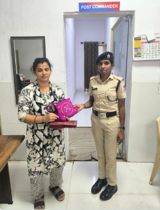 rpfswrsbc's tweet photo. #OperationAmanat: On 27.10.2025 #RPFBengaluru  secured one leftover mobile V/Rs 10,000/- in Tr. No. 56520 at KSR Bengaluru Railway station. Further, the same was handed over to concerned passenger.
@RPF_INDIA @SWRRLY @rpfswr @drmsbc https://t.co/LrycOOefNK