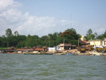 SadaaShree's tweet photo. Diviseema, the Krishna river Delta region, known for it's canals, lush green fields, where the Krishna meets the Bay of Bengal at Hamsaladeevi.

Not as widely known as Konaseema, in fact most assocciate it rather with that notorious 1977 cyclone that devastated the region. https://t.co/Y4Pyda1zR3