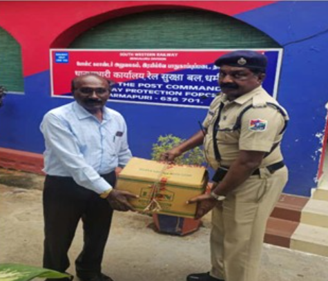 rpfswrsbc's tweet photo. #OperationAmanat On 25.10.2025 #RPFDharmapuri  secured one leftover cotton box containing V/Rs 2,000/- at Dharmapuri Railway station. Further, the same was handed over to concerned passenger on 27.10.2025.
@RPF_INDIA @SWRRLY @rpfswr @drmsbc https://t.co/3bzz6zgVMK