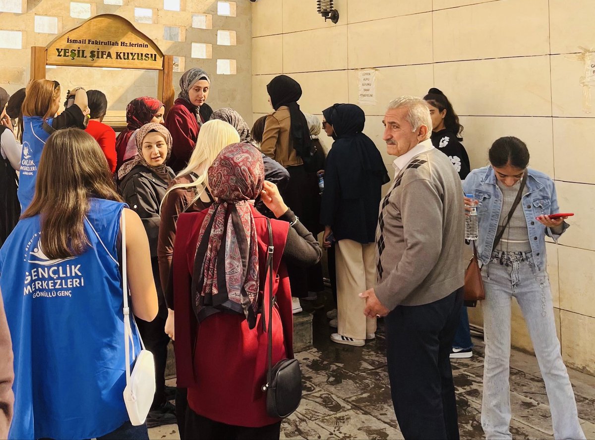 📌 Siirt Merkez Öğrenci Yurdu

Bakanlığımızın “Gelin Tanış Olalım” projesi kapsamında öğrencilerimiz, yönetim memurlarımız eşliğinde şehrimizin tarihi ve kültürel değerlerini keşfediyor; hem öğreniyor hem de keyifli vakit geçiriyorlar. 

📍Tarihi Ulu Camii
📍Tillo – Türbeler,