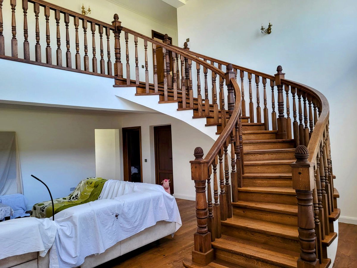 Uite cum se curbeaza stejarul.