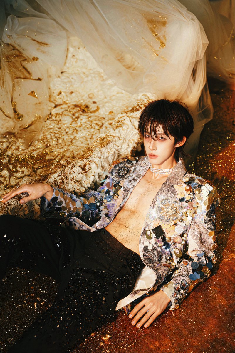 QiuyaNate's tweet image. งาน ELLE วันนี้ อัยมู๋เร้กจะโชว์หกแพคมั่ยดั้ยนะ! เด็ก 3 ขวบจะโชว์อะไรคะ! แต่เอาจริงตอนเดินพรมมุเร้กติดกระดุมแน่ๆ 😅
ปล. ชุดสวยเมคอัพเริ่ดมากเหมือนเดิมมมม🩵
#หลิวอวี่ 
#LiuYu 
#刘宇