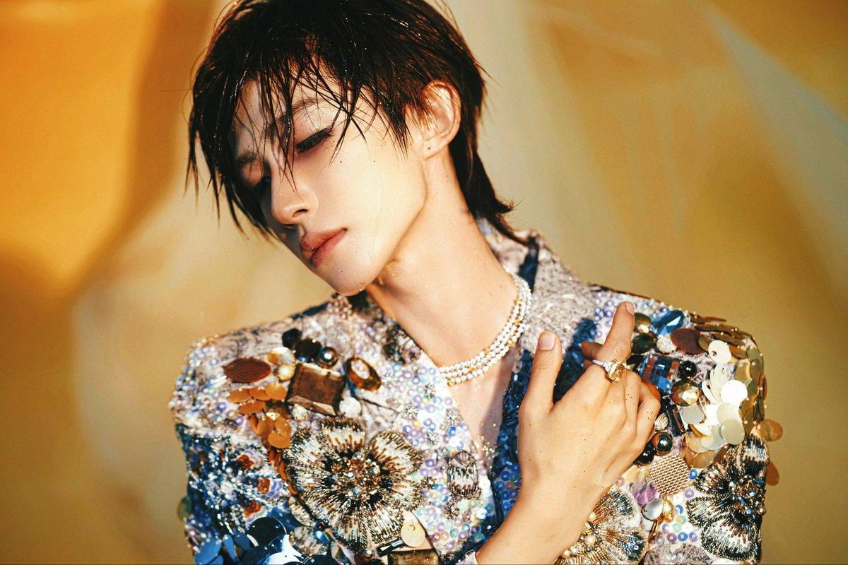 QiuyaNate's tweet image. งาน ELLE วันนี้ อัยมู๋เร้กจะโชว์หกแพคมั่ยดั้ยนะ! เด็ก 3 ขวบจะโชว์อะไรคะ! แต่เอาจริงตอนเดินพรมมุเร้กติดกระดุมแน่ๆ 😅
ปล. ชุดสวยเมคอัพเริ่ดมากเหมือนเดิมมมม🩵
#หลิวอวี่ 
#LiuYu 
#刘宇