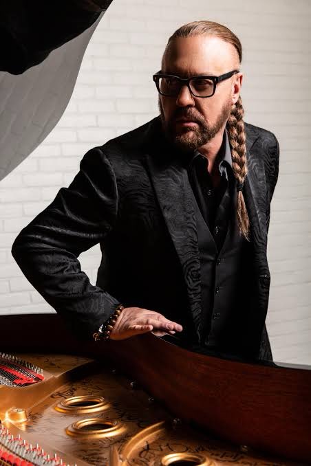 #AlmanaccoRock by <a href="/FabioLisci/"> Fabiö Lisci </a>
#OnThisDay #DesmondChild 
28 ottobre 1953 – Nasce Desmond Child

Autore, produttore, mente silenziosa dietro decine di hit, Desmond Child nasce a Gainesville, Florida. Dalla fine degli anni ’70 diventa il jolly perfetto per ogni rock band in cerca di