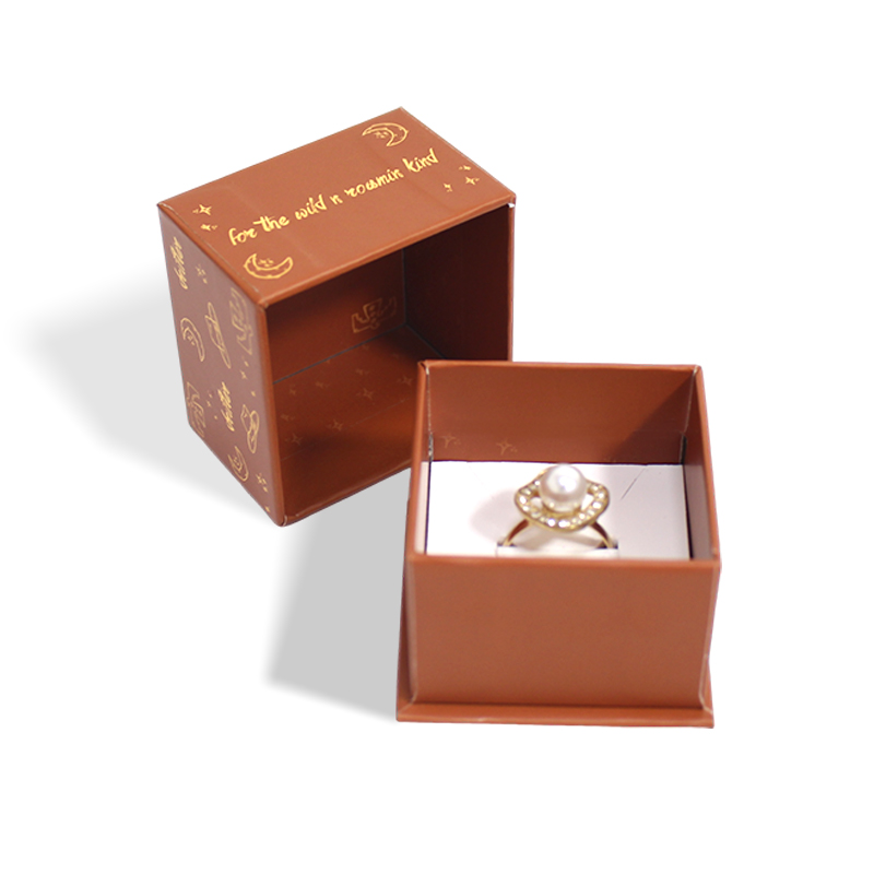 cfpackaging's tweet image. ✨Compact Ring Box for Proposals,Gifts,or Boutique Presentations
☑Removable lid ensures effortless opening and soft sponge interior securely holds the ring in place for an elegant display.
‼Support customization of different sizes, colors, prints and logos.
#jewelrybox #ringbox