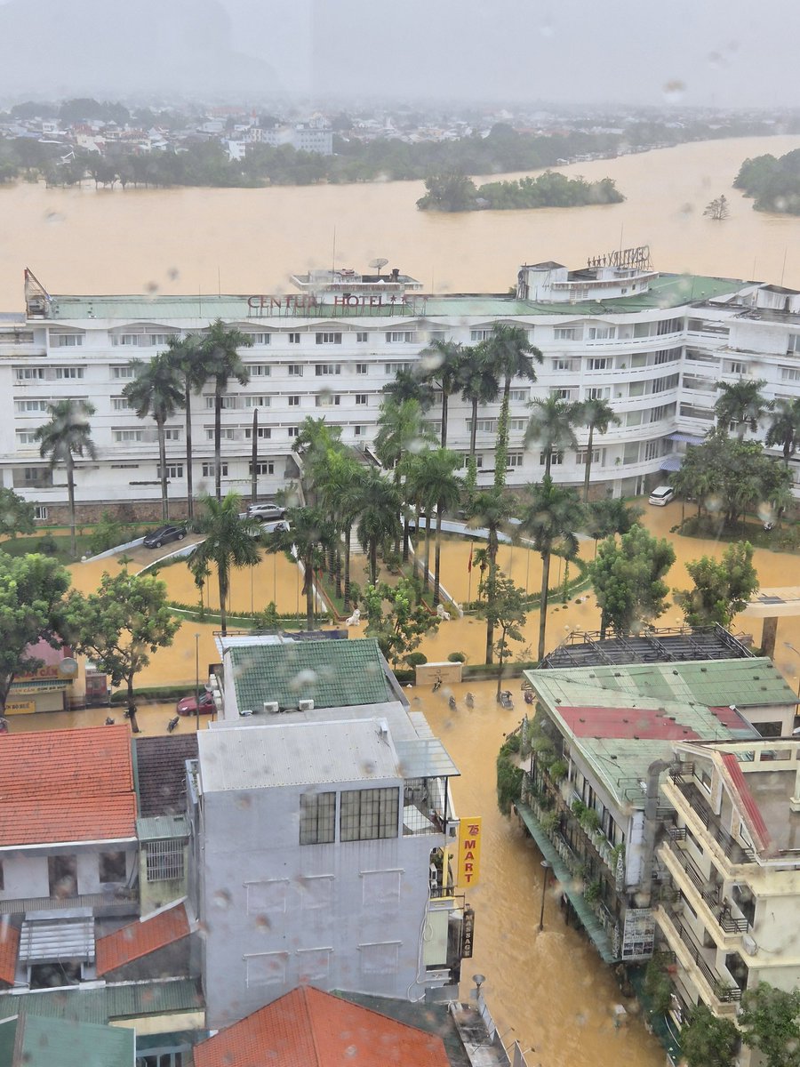 MarcelaKovov4's tweet image. Dobré ráno ze zaplaveného Hue, města na jihu Vietnamu. Po našem příjezdu hladina dramaticky stoupla, noc jsme strávili bez vody, elektřiny, internetu. Ale místní jsou stále usměvavý a v pohodě. Inspirativní...
