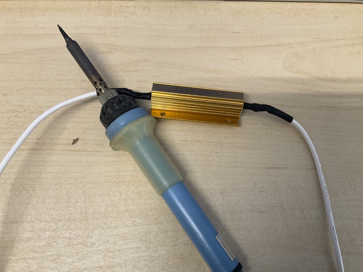 zCPAeok4TYzfLDA's tweet image. 30年連れ添ったハンダコテが寿命で、最後の作品。手作り心肺蘇生訓練人形に仕込む除細動用の抵抗。それなりに発熱するかと思ったが練習の３Jなら連打しても発熱皆無。
＃丸太町病院 ＃救急総合診療 ＃心肺蘇生訓練 ＃電子工作