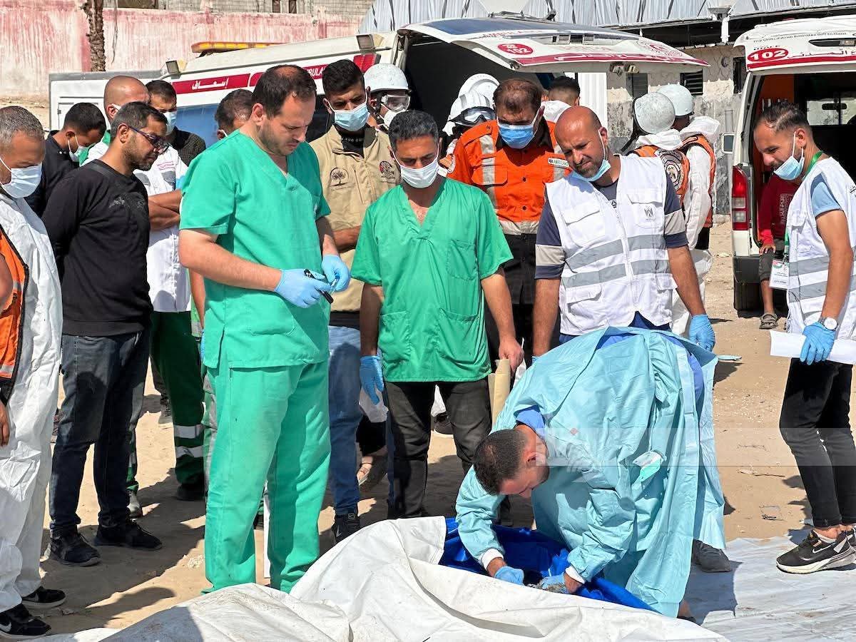 a_ambassade's tweet photo. Gaza – Khan Younès :

Aujourd’hui, plusieurs corps de martyrs palestiniens non identifiés ont été inhumés dans une fosse commune à Khan Younès, après avoir été restitués par les forces d’occupation israéliennes.

#Gaza #KhanYounes #Palestine #Mémoire #Justice https://t.co/cmT2D3gppP