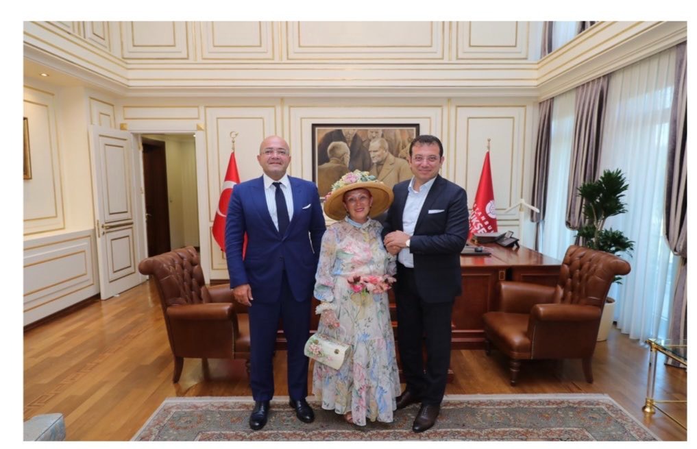 Sadece isimler değişiyor, simalar ve senaryo aynı kalıyor...
*
İngiliz casus Lavrence'ın "manevi annesi" Gertrude Bell ile....
*
MI6 adına çalışan casusluk zanlısı Hüseyin Gün'ün "manevi annem" dediği Seher Alaçam'ın giyim tarzı bile benzeşiyor....