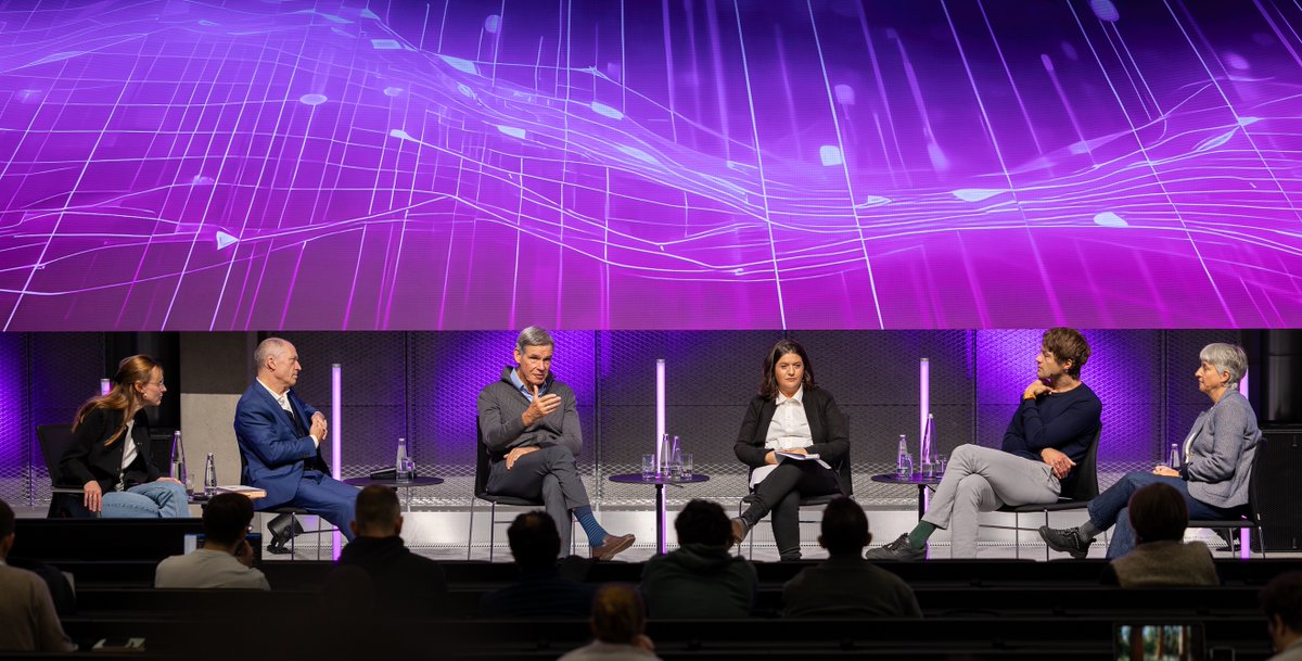 Prof. Eric Topol at Helmholtz Munich: Exploring the Virtual Human

👉 t1p.de/5wthc

Prof. <a href="/EricTopol/">Eric Topol</a>, internationally renowned cardiologist, geneticist, and digital medicine expert, visited #HelmholtzMunich for a roundtable on the future of #AI in healthcare.

✨ The