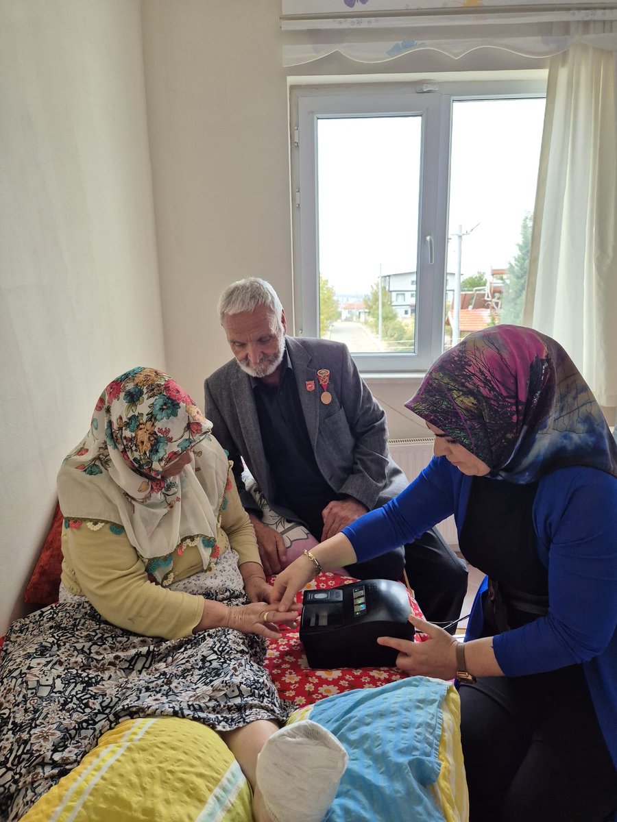 Uşak İl Nüfus ve Vatandaşlık Müdürlüğümüz olarak 2025 Aile Yılı etkinlikleri ve Adreste Nüfus Hizmeti kapsamında 
Uşak’lı Gazimizin eşinin Kimlik Kartı başvurusunu evlerinde alarak #HayatınızınHerAnında olmaya devam ediyoruz. <a href="/aktasnaci/">Naci Aktaş</a> <a href="/itasyapan/">İbrahim Taşyapan</a> <a href="/TC_UsakValiligi/">Uşak Valiliği</a> <a href="/canerkosek/">Caner Cavit KÖSEK</a>