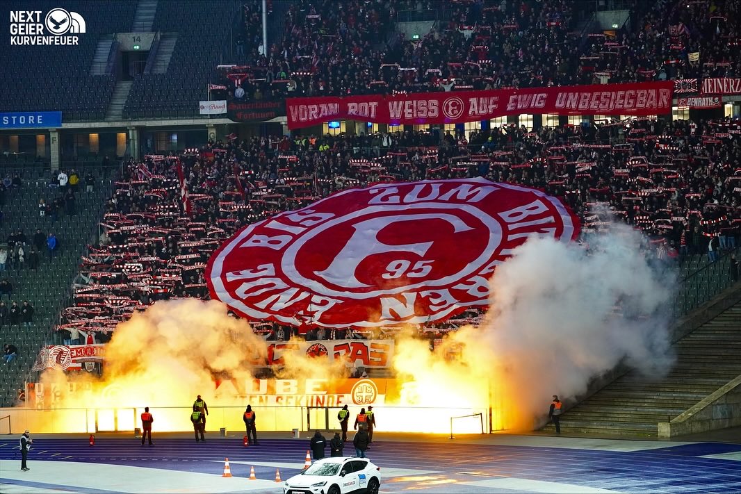 Fortuna Düsseldorf auf die 1! 🔴⚪ Die Zuschauer- und Auswärtsfahrerzahlen von der Bundesliga bis zur 3. Liga sind online – die Fortuna hatte in der 2. Bundesliga die meisten Auswärtsfahrer am vergangenen Wochenende! 🚌

➡️ Zur Übersicht: diefalsche9.de/zuschauer-und-…

📸 Hoppinggeier