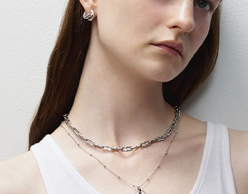 TheCoolHour's tweet image. The X marks the moment. S_S.IL brings clean closures, modular chains, and genderless ease that lives beautifully with a quiet wardrobe.

👀 thecoolhour.com/the-x-motif-le…

 #KFashion #AccessoryStyle #ModernJewelry