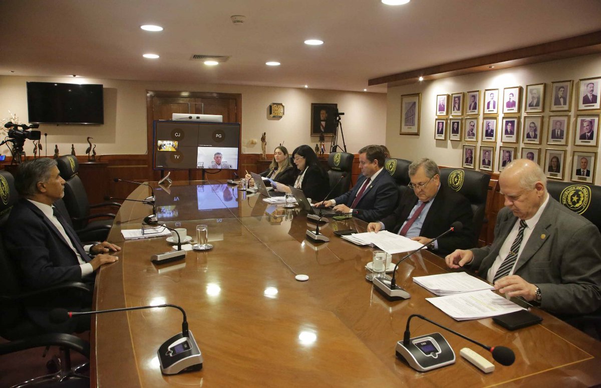 🟩Piden al Senado rechazar modificación de la ley que obliga a ministros a rotar superintendencia.

🟩Un grupo de abogados y activistas solicitó al titular del Senado, Basilio Núñez, el rechazo al proyecto de ley que pretende modificar el Artículo 8 de La ley 609/95 que organiza