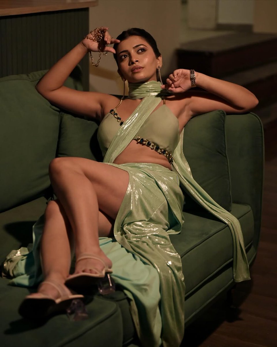 Good morning cuckys and slaves 
Mommy is here👠❤️💋
Where does your tongue go first to my pits or my feet.... Tell me how much you crave for them only then you'll be allowed to even sniff 🐕